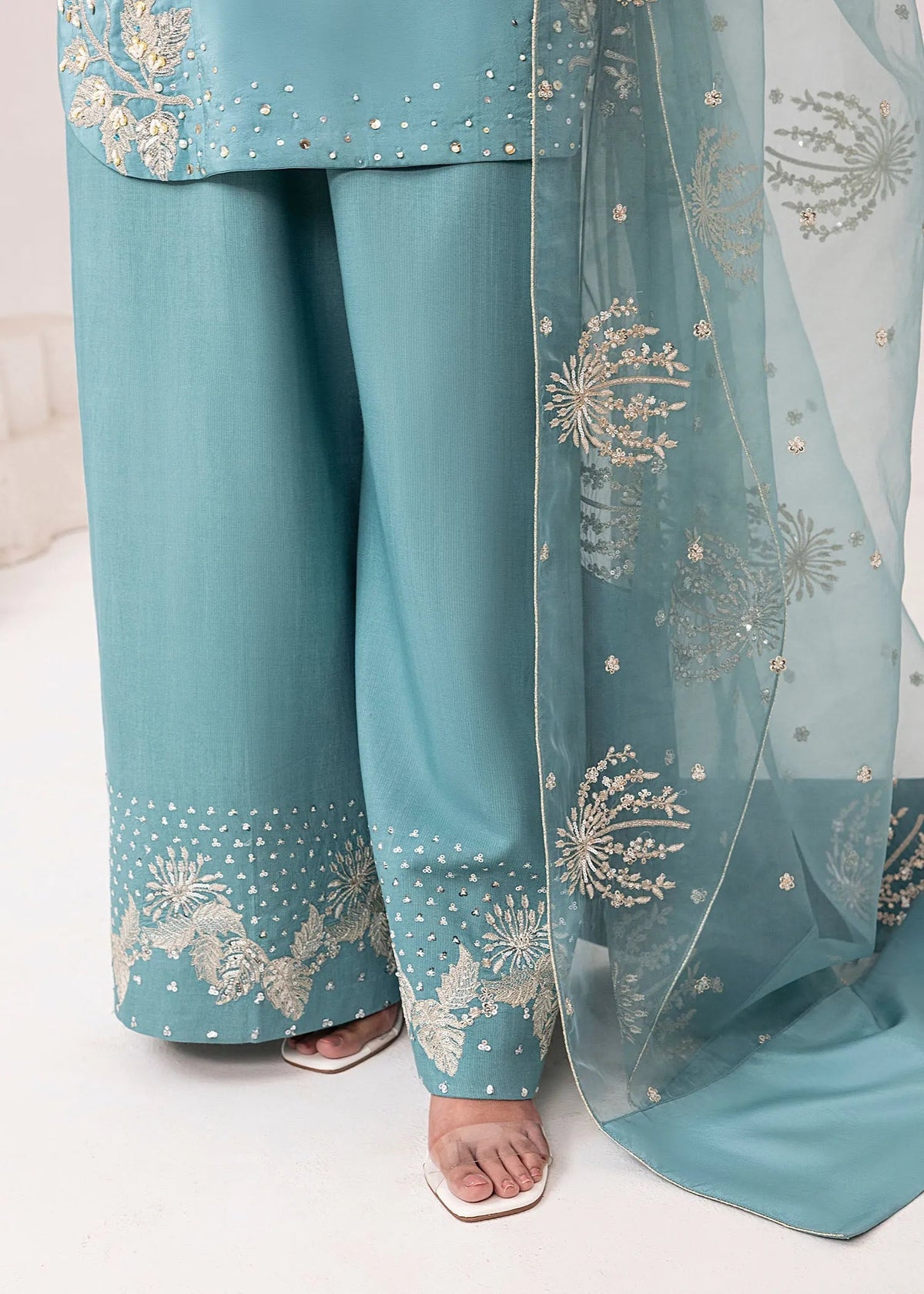 Ladies Neatural Crepe Farshi Salwar Kameez Dupatta ￼